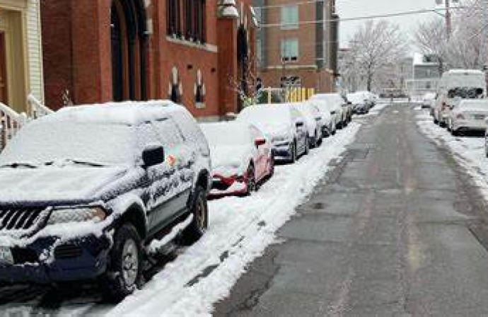 Picture of a car parking on the side of the street in winter